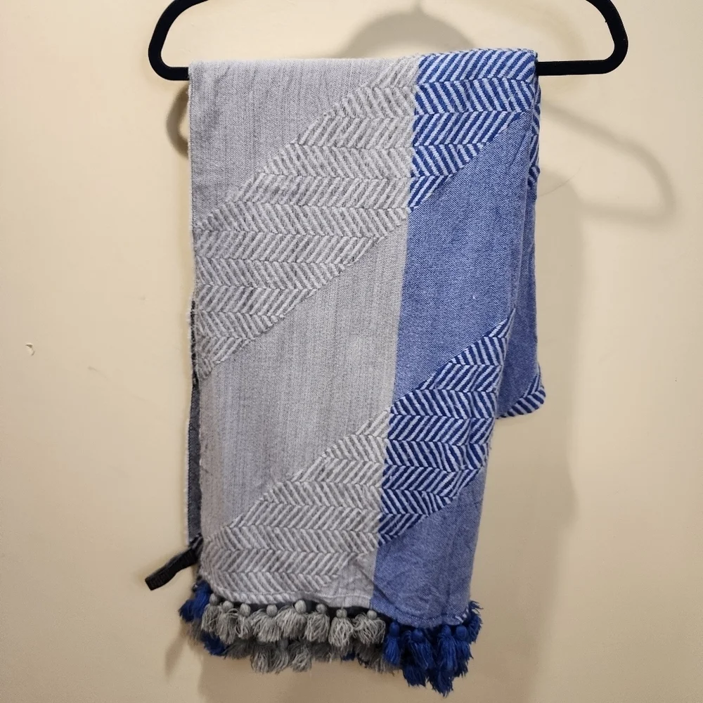 VINCE CAMUTO 2 TONES large Tassel acrylic scarf